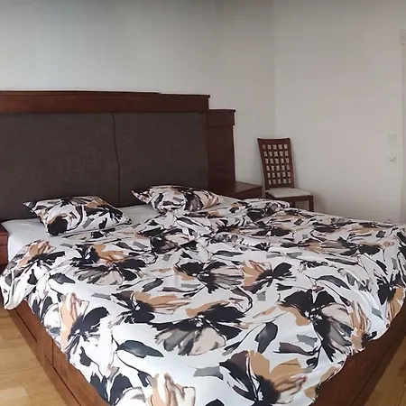 Luxury With Stunning View Of Right By Woods Apartment